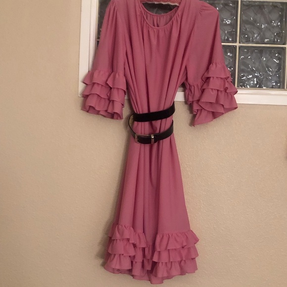 Sale! 60s vibe puts you “in the pink”. Ruffles on sleeves and hem. - Picture 2 of 3